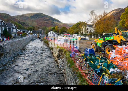 Les réparations de dommages causés par des inondations à Glenridding après la tempête 2015 Desmond. Parc National de Lake District, Cumbria, Angleterre. Banque D'Images