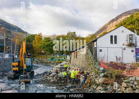 Les réparations de dommages causés par des inondations à Glenridding après la tempête 2015 Desmond. Parc National de Lake District, Cumbria, Angleterre. Banque D'Images