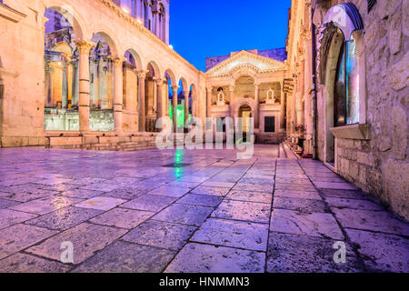 Vue sur square colorés en soirée au centre-ville de Peristil la ville de Split, ancienne ville romaine en Croatie, l'Europe. Banque D'Images