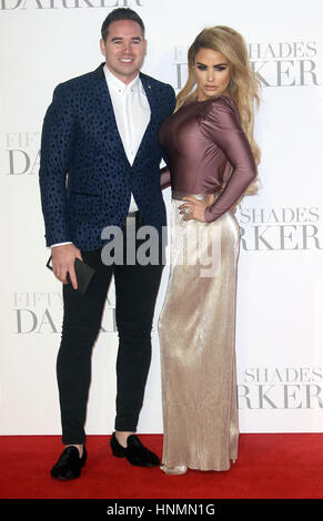 Feb 09, 2017 - Katie Price et Kieran Hayler participant à "Cinquante nuances plus sombres' UK Premiere, Odeon, Leicester Square à Londres, Angleterre, RU Banque D'Images