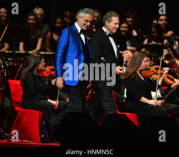 Miami, FL, USA. 12 Février, 2017. Andrea Bocelli et Eugene Kohn sont vus sur scène à l'AmericanAirlines Arena le 12 février 2017 à Miami, en Floride. Credit : Mpi10/media/Alamy Punch Live News Banque D'Images