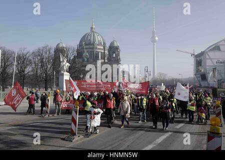 Berlin, Berlin, Allemagne. 14Th Feb 2017. Environ 6000 employés de la fonction publique démontrent rally Berlin pour plus de salaire. Ils se sont réunis à l'Alexanderplatz et rallye à travers la Porte de Brandebourg. Les participants de l'administration publique, les écoles et les garderies la demande jusqu'à six pour cent de plus de salaire. Jusqu'à présent, la convention collective a rejeté cela comme trop élevé. La prochaine ronde de négociations est prévue pour jeudi. Crédit : Jan Scheunert/ZUMA/Alamy Fil Live News Banque D'Images