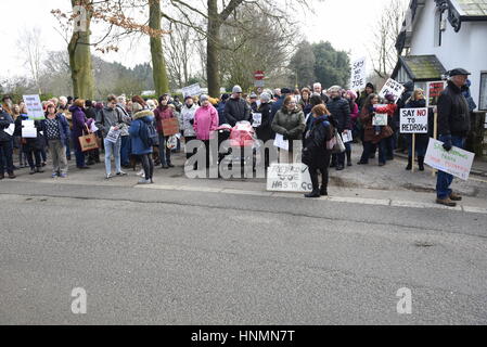 Liverpool, Royaume-Uni. 10 févr. 2017 14. Les protestataires manifester à Calderstones Park Entrance contre le projet de développement de 51 maisons sur 13 acres de terre sur la terre de Woolsthorpe et Calderstones Park et Beechley Estate. Elle a été choisie pour coïncider avec la visite de Liverpool City Council's Comité de planification qui comprend des fonctionnaires et des représentants élus. Crédit : David J Colbran/Alamy Live News Banque D'Images