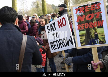 Liverpool, Royaume-Uni. 10 févr. 2017 14. Les protestataires manifester à Calderstones Park Entrance contre le projet de développement de 51 maisons sur 13 acres de terre sur la terre de Woolsthorpe et Calderstones Park et Beechley Estate. Elle a été choisie pour coïncider avec la visite de Liverpool City Council's Comité de planification qui comprend des fonctionnaires et des représentants élus. Crédit : David J Colbran/Alamy Live News Banque D'Images