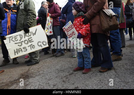 Liverpool, Royaume-Uni. 10 févr. 2017 14. Enfant tient l'affiche. Les protestataires manifester à Calderstones Park Entrance contre le projet de développement de 51 maisons sur 13 acres de terre sur la terre de Woolsthorpe et Calderstones Park et Beechley Estate. Elle a été choisie pour coïncider avec la visite de Liverpool City Council's Comité de planification qui comprend des fonctionnaires et des représentants élus. Crédit : David J Colbran/Alamy Live News Banque D'Images