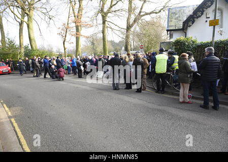 Liverpool, Royaume-Uni. 10 févr. 2017 14. Les protestataires manifester à Calderstones Park Entrance contre le projet de développement de 51 maisons sur 13 acres de terre sur la terre de Woolsthorpe et Calderstones Park et Beechley Estate. Elle a été choisie pour coïncider avec la visite de Liverpool City Council's Comité de planification qui comprend des fonctionnaires et des représentants élus. Crédit : David J Colbran/Alamy Live News Banque D'Images