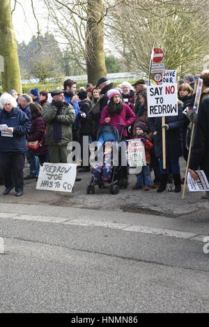 Liverpool, Royaume-Uni. 10 févr. 2017 14. Les protestataires manifester à Calderstones Park Entrance contre le projet de développement de 51 maisons sur 13 acres de terre sur la terre de Woolsthorpe et Calderstones Park et Beechley Estate. Elle a été choisie pour coïncider avec la visite de Liverpool City Council's Comité de planification qui comprend des fonctionnaires et des représentants élus. Crédit : David J Colbran/Alamy Live News Banque D'Images