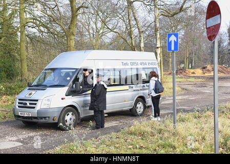 Liverpool, Royaume-Uni. 10 févr. 2017 14. Les protestataires manifester à Calderstones Park Entrance contre le projet de développement de 51 maisons sur 13 acres de terre sur la terre de Woolsthorpe et Calderstones Park et Beechley Estate. Elle a été choisie pour coïncider avec la visite de Liverpool City Council's Comité de planification qui comprend des fonctionnaires et des représentants élus. Crédit : David J Colbran/Alamy Live News Banque D'Images