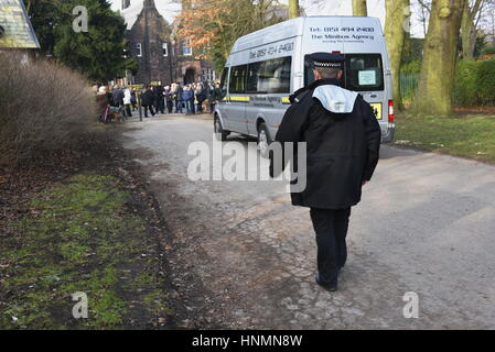 Liverpool, Royaume-Uni. 10 févr. 2017 14. Le Comité de planification de départ est retardé. Les protestataires manifester à Calderstones Park Entrance contre le projet de développement de 51 maisons sur 13 acres de terre sur la terre de Woolsthorpe et Calderstones Park et Beechley Estate. Elle a été choisie pour coïncider avec la visite de Liverpool City Council's Comité de planification qui comprend des fonctionnaires et des représentants élus. Crédit : David J Colbran/Alamy Live News Banque D'Images