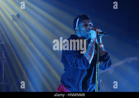 Los Angeles, Californie, USA. 14Th Feb 2017. Ro James effectue au cours de sa tournée de concerts XIX au Roxy à Los Angeles, Californie le 14 février 2017. Walik Goshorn Crédit : Punch/media/Alamy Live News Banque D'Images