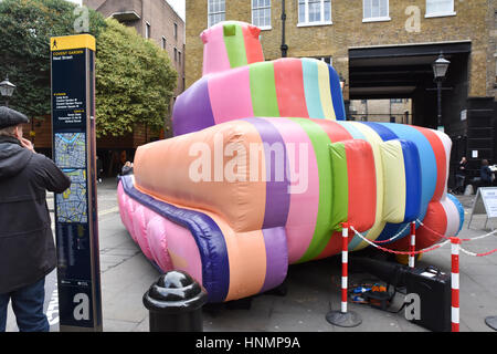 Seven Dials, Londres, Royaume-Uni. 14 février 2017. Le magasin dispose d'un réservoir à l'extérieur de son gonflable multicolore Seven Dials store pour promouvoir # faire l'amour pas des murs Crédit : Matthieu Chattle/Alamy Live News Banque D'Images