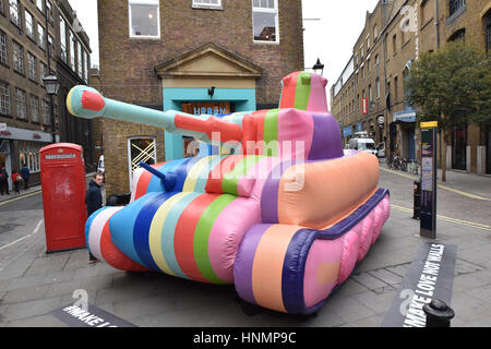 Seven Dials, Londres, Royaume-Uni. 14 février 2017. Le magasin dispose d'un réservoir à l'extérieur de son gonflable multicolore Seven Dials store pour promouvoir # faire l'amour pas des murs Crédit : Matthieu Chattle/Alamy Live News Banque D'Images