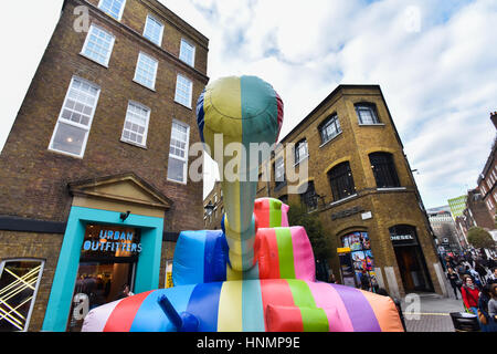 Seven Dials, Londres, Royaume-Uni. 14 février 2017. Le magasin dispose d'un réservoir à l'extérieur de son gonflable multicolore Seven Dials store pour promouvoir # faire l'amour pas des murs Crédit : Matthieu Chattle/Alamy Live News Banque D'Images