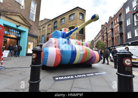 Seven Dials, Londres, Royaume-Uni. 14 février 2017. Le magasin dispose d'un réservoir à l'extérieur de son gonflable multicolore Seven Dials store pour promouvoir # faire l'amour pas des murs Crédit : Matthieu Chattle/Alamy Live News Banque D'Images