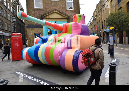 Seven Dials, Londres, Royaume-Uni. 14 février 2017. Le magasin dispose d'un réservoir à l'extérieur de son gonflable multicolore Seven Dials store pour promouvoir # faire l'amour pas des murs Crédit : Matthieu Chattle/Alamy Live News Banque D'Images