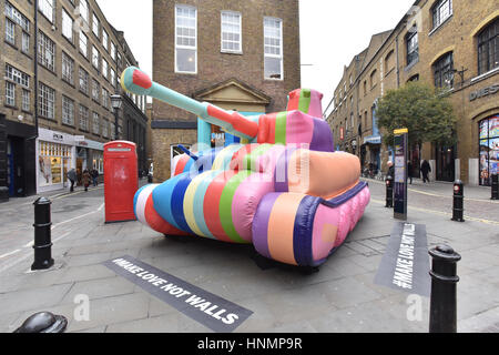 Seven Dials, Londres, Royaume-Uni. 14 février 2017. Le magasin dispose d'un réservoir à l'extérieur de son gonflable multicolore Seven Dials store pour promouvoir # faire l'amour pas des murs Crédit : Matthieu Chattle/Alamy Live News Banque D'Images