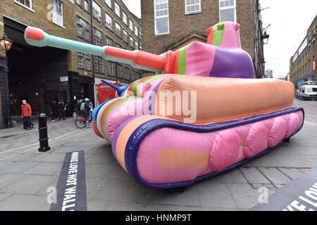 Seven Dials, Londres, Royaume-Uni. 14 février 2017. Le magasin dispose d'un réservoir à l'extérieur de son gonflable multicolore Seven Dials store pour promouvoir # faire l'amour pas des murs Crédit : Matthieu Chattle/Alamy Live News Banque D'Images