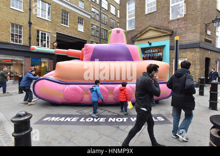 Seven Dials, Londres, Royaume-Uni. 14 février 2017. Le magasin dispose d'un réservoir à l'extérieur de son gonflable multicolore Seven Dials store pour promouvoir # faire l'amour pas des murs Crédit : Matthieu Chattle/Alamy Live News Banque D'Images