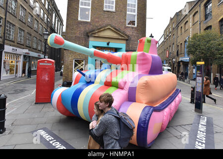 Seven Dials, Londres, Royaume-Uni. 14 février 2017. Le magasin dispose d'un réservoir à l'extérieur de son gonflable multicolore Seven Dials store pour promouvoir # faire l'amour pas des murs Crédit : Matthieu Chattle/Alamy Live News Banque D'Images