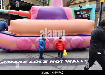 Seven Dials, Londres, Royaume-Uni. 14 février 2017. Le magasin dispose d'un réservoir à l'extérieur de son gonflable multicolore Seven Dials store pour promouvoir # faire l'amour pas des murs Crédit : Matthieu Chattle/Alamy Live News Banque D'Images