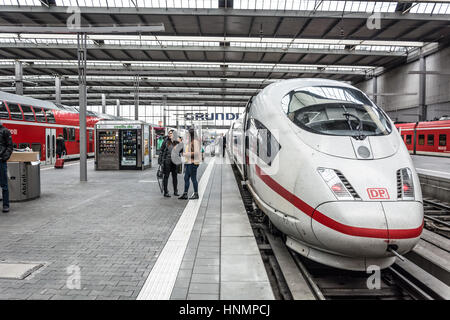 MUNICH, ALLEMAGNE - 15 MAI 2016 : UNE GLACE Deutsche Bahn bullet train Intercity attend à la gare principale de Munich (Munchen Hauptbahnhof). Banque D'Images