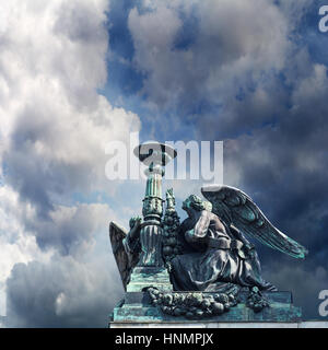 ST. PETERSBURG, Russie - le 11 juillet 2016 : Sculpture d'ange sur le toit de la Cathédrale Saint Isaac sur le fond de ciel , Saint-Pétersbourg, Russie Banque D'Images