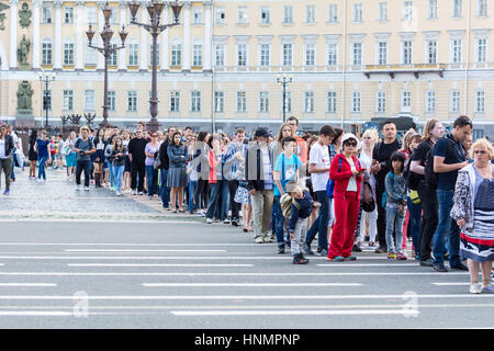 ST. PETERSBURG, Russie - le 12 juillet 2016 : les touristes sont dans la file d'attente de longues heures dans le Musée de l'Ermitage, Saint-Pétersbourg, Russie Banque D'Images