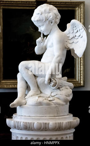 ST. PETERSBURG, Russie - le 12 juillet 2016 : Sculpture de cupidon, doigt menaçant ou menaçant, de l'Amur par Falconet, milieu du 18e Etat de l'Ermitage ,, Petersburg, Russie Banque D'Images