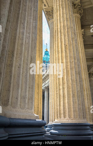 ST. PETERSBURG, Russie - le 13 juillet 2016 : colonnes et dôme de la Cathédrale de Kazan à Saint-Pétersbourg Banque D'Images