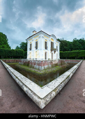 PETERHOF, Russie - le 13 juillet 2016 : Pavillon 'ermitage' à Peterhof, shot fisheye, Saint-Pétersbourg, Russie Banque D'Images