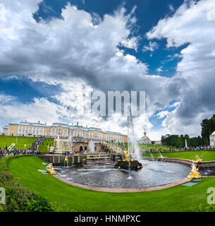 PETERHOF, Russie - le 13 juillet 2016 : Grande cascade dans Pertergof, Saint-Pétersbourg, Russie Banque D'Images