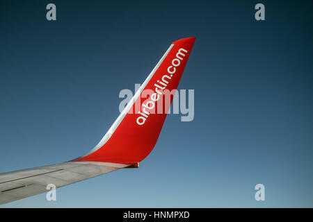 Site airberlin.com peut être lu sur le winglet d'un Boing 737-700 sur son chemin entre Berlin et Cologne, Allemagne, 14 février 2017. Photo : Federico Gambarini/dpa Banque D'Images