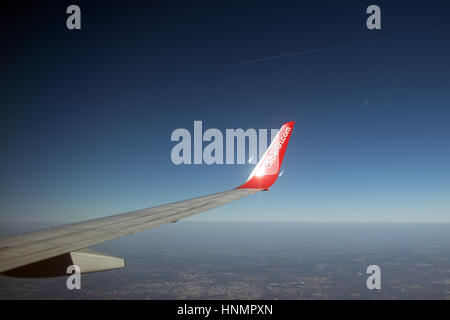 Site airberlin.com peut être lu sur le winglet d'un Boing 737-700 sur son chemin entre Berlin et Cologne, Allemagne, 14 février 2017. Photo : Federico Gambarini/dpa Banque D'Images