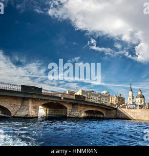 ST. PETERSBURG, Russie - le 14 juillet 2016 : Pont sur la Rivière Fontanka à Saint-Pétersbourg, Russie Banque D'Images