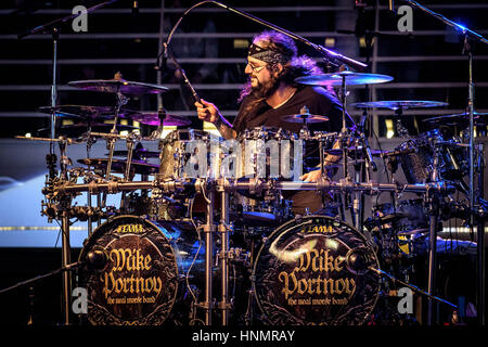 10 février 2017 - Toronto, Ontario, Canada - le légendaire batteur Mike Portnoy a célébré son 50e anniversaire à venir par l'exécution de Dream Theater" de '12 Étape Suite' live pour la première fois à bord de la croisière jusqu'à la périphérie. Son groupe était composé de : CHARLIE GRIFFITHS, CONNER VERT, DANIEL GILDENLÃ TEJEIDACTTE-W, DIEGO, ERIC GILLETTE, RICHARD HENSHALL, ROSS JENNINGS, TED LEONARD, Tony Levin (crédit Image : © Igor Vidyashev via Zuma sur le fil) Banque D'Images