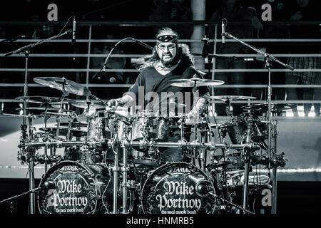 10 février 2017 - Toronto, Ontario, Canada - le légendaire batteur Mike Portnoy a célébré son 50e anniversaire à venir par l'exécution de Dream Theater" de '12 Étape Suite' live pour la première fois à bord de la croisière jusqu'à la périphérie. Son groupe était composé de : CHARLIE GRIFFITHS, CONNER VERT, DANIEL GILDENLÃ TEJEIDACTTE-W, DIEGO, ERIC GILLETTE, RICHARD HENSHALL, ROSS JENNINGS, TED LEONARD, Tony Levin (crédit Image : © Igor Vidyashev via Zuma sur le fil) Banque D'Images