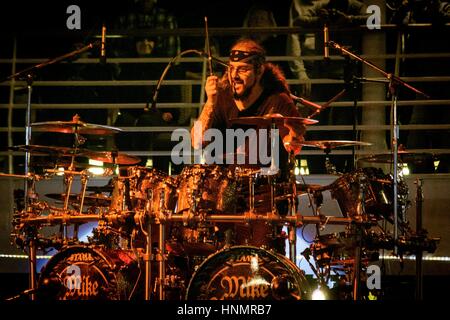 10 février 2017 - Toronto, Ontario, Canada - le légendaire batteur Mike Portnoy a célébré son 50e anniversaire à venir par l'exécution de Dream Theater" de '12 Étape Suite' live pour la première fois à bord de la croisière jusqu'à la périphérie. Son groupe était composé de : CHARLIE GRIFFITHS, CONNER VERT, DANIEL GILDENLÃ TEJEIDACTTE-W, DIEGO, ERIC GILLETTE, RICHARD HENSHALL, ROSS JENNINGS, TED LEONARD, Tony Levin (crédit Image : © Igor Vidyashev via Zuma sur le fil) Banque D'Images