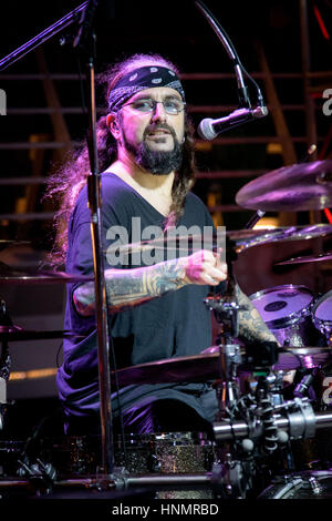 10 février 2017 - Toronto, Ontario, Canada - le légendaire batteur Mike Portnoy a célébré son 50e anniversaire à venir par l'exécution de Dream Theater" de '12 Étape Suite' live pour la première fois à bord de la croisière jusqu'à la périphérie. Son groupe était composé de : CHARLIE GRIFFITHS, CONNER VERT, DANIEL GILDENLÃ TEJEIDACTTE-W, DIEGO, ERIC GILLETTE, RICHARD HENSHALL, ROSS JENNINGS, TED LEONARD, Tony Levin (crédit Image : © Igor Vidyashev via Zuma sur le fil) Banque D'Images