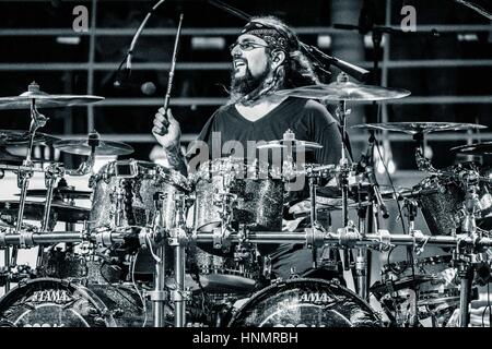 10 février 2017 - Toronto, Ontario, Canada - le légendaire batteur Mike Portnoy a célébré son 50e anniversaire à venir par l'exécution de Dream Theater" de '12 Étape Suite' live pour la première fois à bord de la croisière jusqu'à la périphérie. Son groupe était composé de : CHARLIE GRIFFITHS, CONNER VERT, DANIEL GILDENLÃ TEJEIDACTTE-W, DIEGO, ERIC GILLETTE, RICHARD HENSHALL, ROSS JENNINGS, TED LEONARD, Tony Levin (crédit Image : © Igor Vidyashev via Zuma sur le fil) Banque D'Images