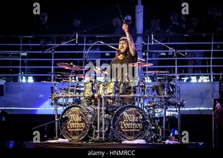 10 février 2017 - Toronto, Ontario, Canada - le légendaire batteur Mike Portnoy a célébré son 50e anniversaire à venir par l'exécution de Dream Theater" de '12 Étape Suite' live pour la première fois à bord de la croisière jusqu'à la périphérie. Son groupe était composé de : CHARLIE GRIFFITHS, CONNER VERT, DANIEL GILDENLÃ TEJEIDACTTE-W, DIEGO, ERIC GILLETTE, RICHARD HENSHALL, ROSS JENNINGS, TED LEONARD, Tony Levin (crédit Image : © Igor Vidyashev via Zuma sur le fil) Banque D'Images