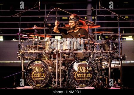 10 février 2017 - Toronto, Ontario, Canada - le légendaire batteur Mike Portnoy a célébré son 50e anniversaire à venir par l'exécution de Dream Theater" de '12 Étape Suite' live pour la première fois à bord de la croisière jusqu'à la périphérie. Son groupe était composé de : CHARLIE GRIFFITHS, CONNER VERT, DANIEL GILDENLÃ TEJEIDACTTE-W, DIEGO, ERIC GILLETTE, RICHARD HENSHALL, ROSS JENNINGS, TED LEONARD, Tony Levin (crédit Image : © Igor Vidyashev via Zuma sur le fil) Banque D'Images