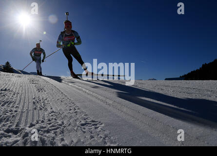 Oybin, Allemagne. 14Th Feb 2017. Train biathlètes le long de la route au cours de championnats du monde de biathlon à Hochfilzen, Allemagne, 14 février 2017. Photo : Martin Schutt/dpa-Zentralbild/dpa/Alamy Live News Banque D'Images