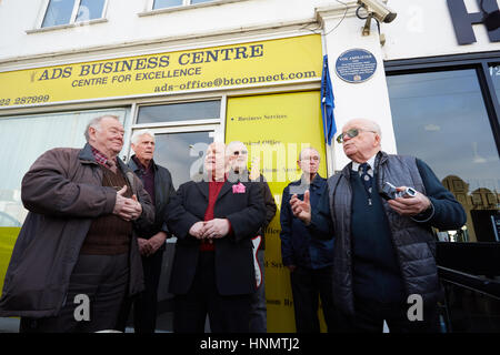 Dartford, Royaume-Uni. 14Th Feb 2017. Ex - employés de l'blue plaque cérémonie de commémoration à la Vox Vox original au bâtiment 119 route de Dartford, Kent. Le bâtiment est le site original de Jennings encore de Industries Limited qui a produit des amplificateurs VOX Vox et d'autres encore de l'équipement. Crédit : Steve Hickey/Alamy Live News Banque D'Images