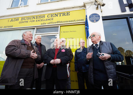 Dartford, Royaume-Uni. 14Th Feb 2017. Ex - employés de l'blue plaque cérémonie de commémoration à la Vox Vox original au bâtiment 119 route de Dartford, Kent. Le bâtiment est le site original de Jennings encore de Industries Limited qui a produit des amplificateurs VOX Vox et d'autres encore de l'équipement. Crédit : Steve Hickey/Alamy Live News Banque D'Images