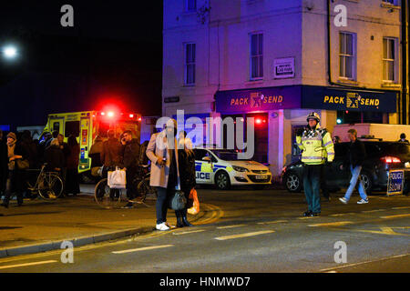 Oxford, UK. 14Th Feb 2017. Proche de la police, Rue Mill à Oxford après un cas présumé de gaz explosion qui a détruit un immeuble d'appartements à proximité de crédit croissant Gibbs : Roger askew/Alamy Live News Banque D'Images