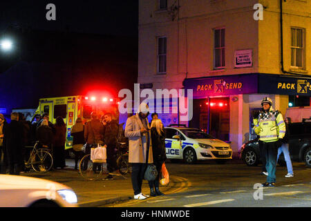 Oxford, UK. 14Th Feb 2017. Proche de la police, Rue Mill à Oxford après un cas présumé de gaz explosion qui a détruit un immeuble d'appartements à proximité de crédit croissant Gibbs : Roger askew/Alamy Live News Banque D'Images