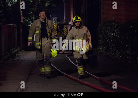 Oxford, UK. 14Th Feb 2017. Immeuble d'appartements à Osney Lock, Oxford s'est effondré en raison d'une grande explosion. Équipe d'incendie dans les lieux de contenir l'incendie/Lusabia Crédit : Pete Alamy Live News Banque D'Images