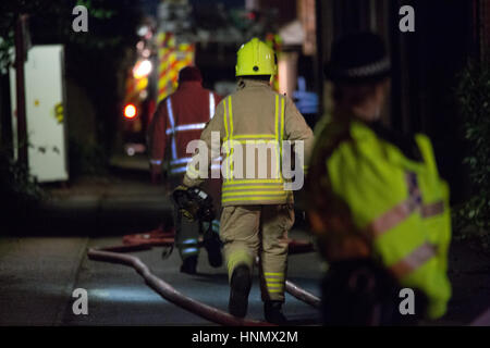 Oxford, UK. 14Th Feb 2017. Immeuble d'appartements à Osney Lock, Oxford s'est effondré en raison d'une grande explosion. Équipe d'incendie dans les lieux de contenir l'incendie/Lusabia Crédit : Pete Alamy Live News Banque D'Images