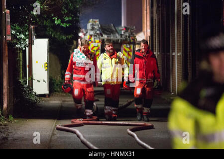 Oxford, UK. 14Th Feb 2017. Immeuble d'appartements à Osney Lock, Oxford s'est effondré en raison d'une grande explosion. Équipe d'incendie dans les lieux de contenir l'incendie/Lusabia Crédit : Pete Alamy Live News Banque D'Images