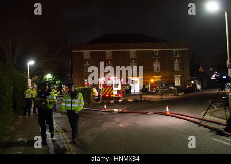 Oxford, UK. 14Th Feb 2017. Immeuble d'appartements à Osney Lock, Oxford s'est effondré en raison d'une grande explosion. Équipe d'incendie dans les lieux de contenir l'incendie/Lusabia Crédit : Pete Alamy Live News Banque D'Images